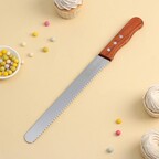 Нож для бисквита крупные зубцы, рабочая поверхность 25 см, деревянная ручка, толщина лезвия 1 мм